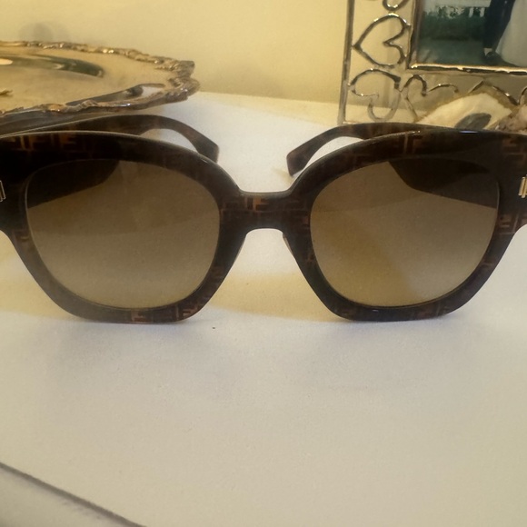 Fendi Brown Oversized Square Sunglasses - Picture 5 of 6